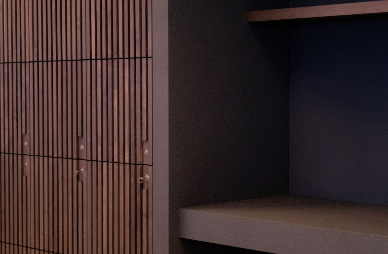 There are different types of storage necessary to have a well functioning office. In this example, lockers were integrated into the coffee corner to emphasise a place of gathering in this way. The vertical wooden slats emphasises the Japandi style of the office. - FLORE DE WACHTER