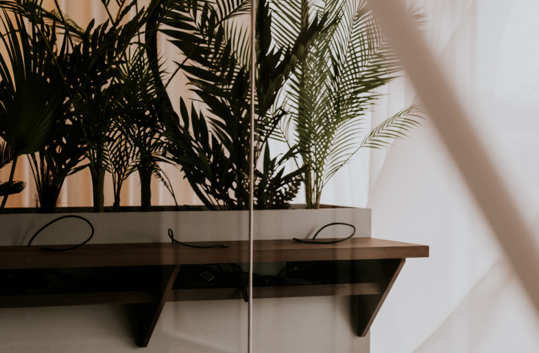 The illuminated box sign beckons visitors to the dedicated pick-up zone where laptops are prepared for use, so workers in the office are not disturbed by passersby wandering around. This maintains the calm atmosphere of the workplace. - FLORE DE WACHTER