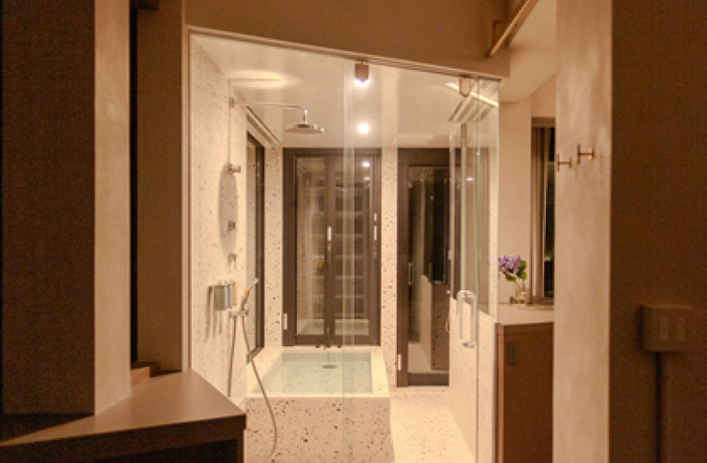 Large, brightly lit bath - Taro SHIMOKAWA
