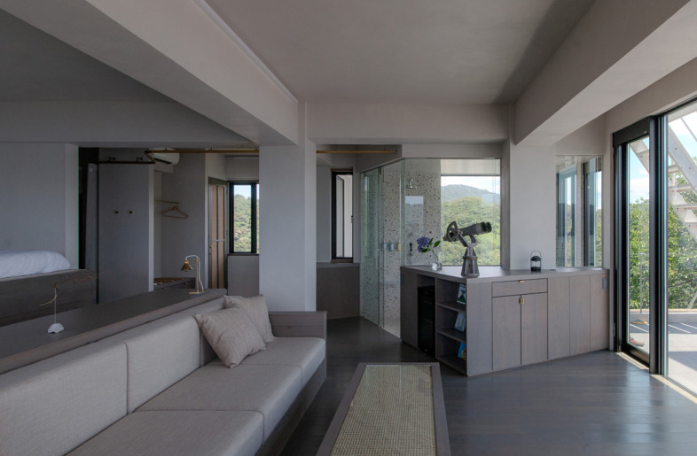 The strength of the existing frame harmonises with the delicate set-up. - Taro SHIMOKAWA