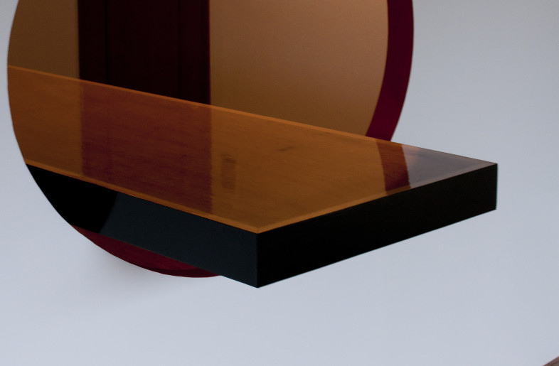 A round opening appears in the curved surface, and the counter passes through it. - Yuki Konko