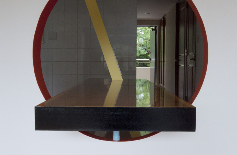 The counter table has a glossy top. - Yuki Konko