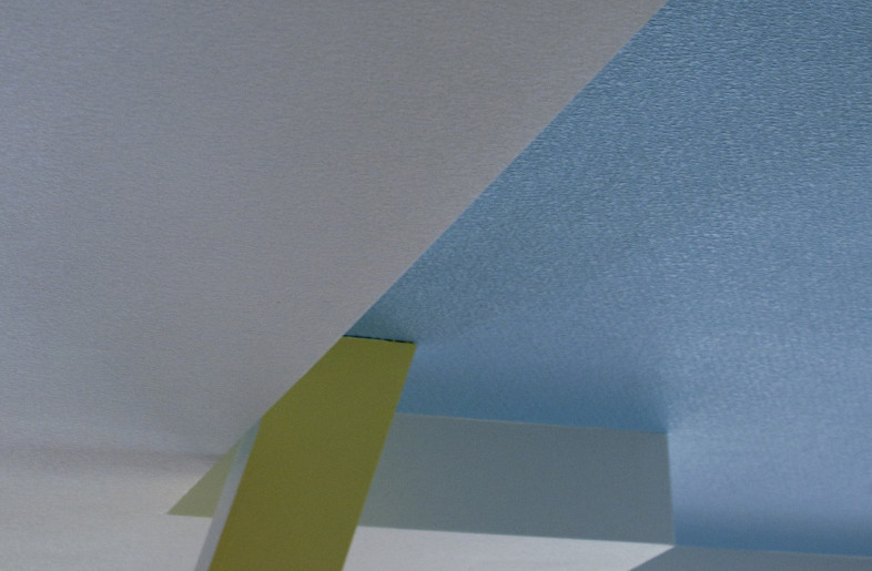 The counter legs reach up to the ceiling. - Yuki Konko