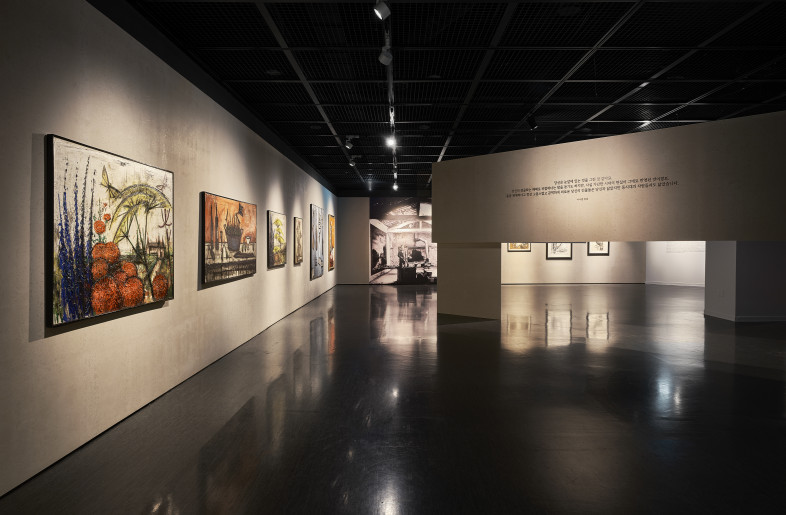 Objects and people alike appear withered and desolate. As if opening a page to the start of the exhibition, the space is designed to introduce the 'beginning' of Buffet's artistic world, creating an atmosphere similar to his paintings. - Munch studio
