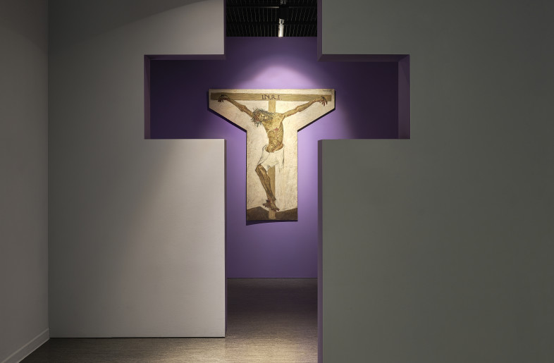 Using openings and perspectives on both walls, the cross-shaped partition in front of the artwork was designed to look like a frame, thereby emphasizing the artwork. - Munch studio
