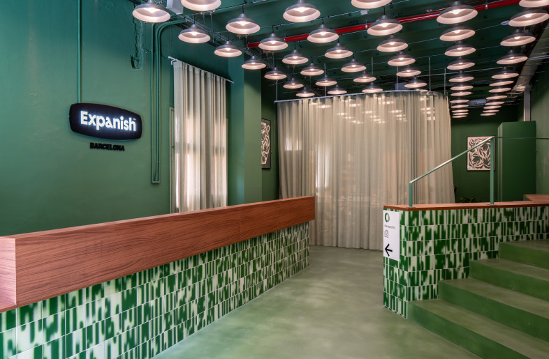 Ground floor of this learning space featuring green tones - Miguel Fernández-Galiano