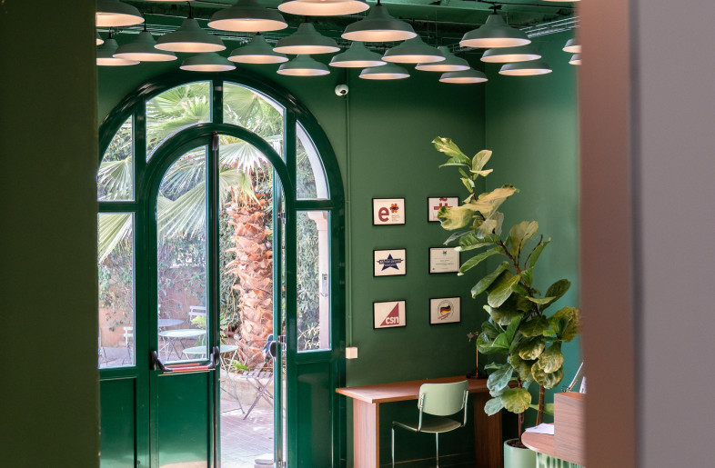 The primary challenge for El Departamento was to preserve and restore the essence of this space, maintaining its characteristic features such as high ceilings with wooden beams, vaulted ceilings, and decorative details, while adapting it to its new role as a language academy - Miguel Fernández-Galiano