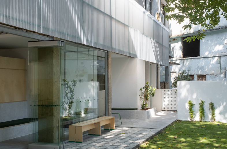 Both ends of the pet social space are enveloped by large glass partitions and glass folding doors. When these doors are fully opened, the adjacent garden merges with the indoor activity area immediately. - @Chao Zhang