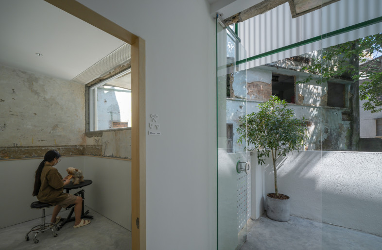 The box body incorporates glass partitions to create a complete separation between the pet social space and the pet service space, while still maintaining a visual connection between the two zones. - @Chao Zhang