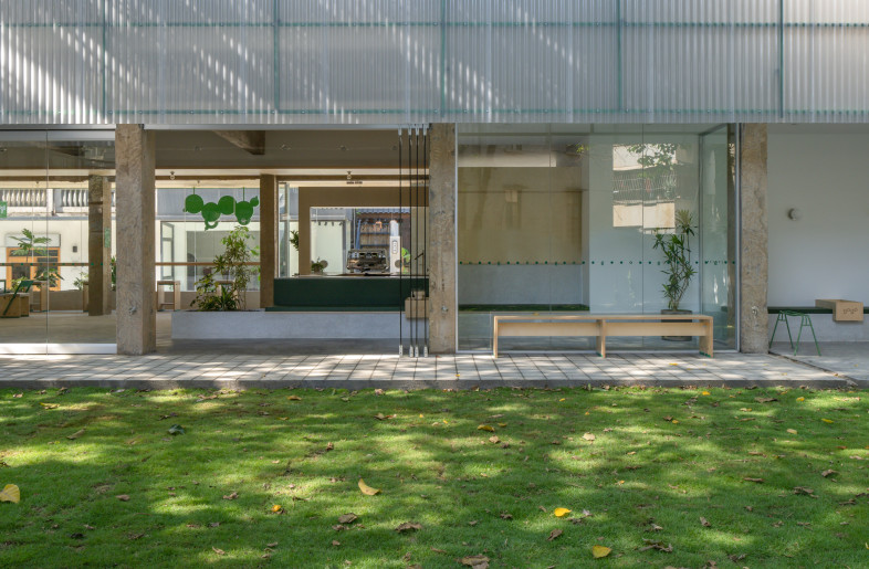 Both ends of the pet social space are enveloped by large glass partitions and glass folding doors. When these doors are fully opened, the adjacent garden merges with the indoor activity area immediately. - @Chao Zhang