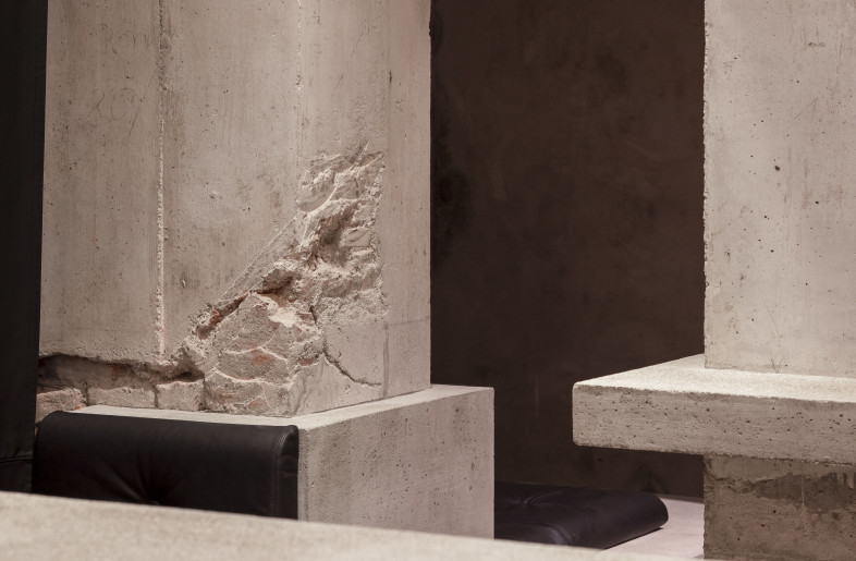 brick concreted on, black leather - Kim Fohmann