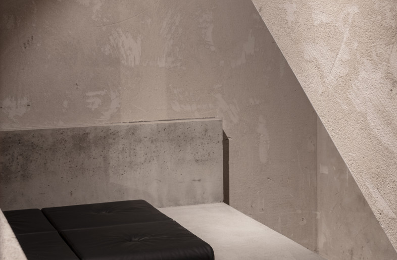 Rough plastered brick, black leather, polished and sealed concrete - Kim Fohmann