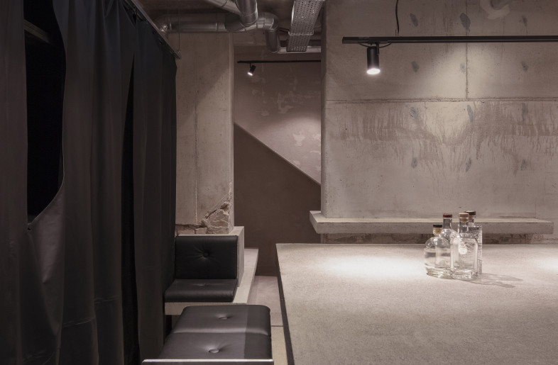 Rough plastered brick, black leather, polished and sealed concrete, , untreated aluminum - Kim Fohmann
