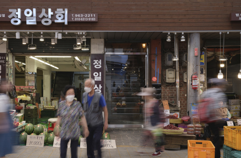Entrance in The Middle of A Traditional Market - Mingu Kang
