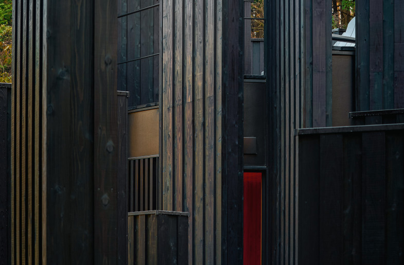 The verticality of the wall resonates with the forest, and its gaps draw the forest closer. - Akinobu KAWABE