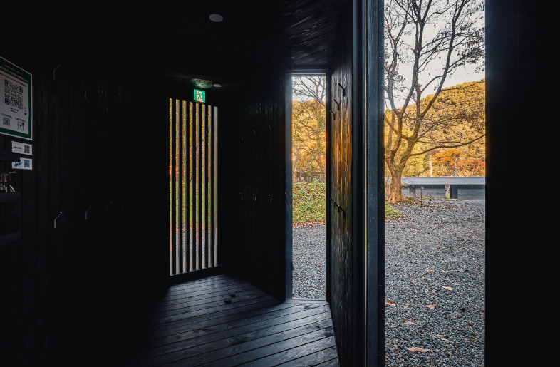 One-way flow line around the sauna room. - Akinobu KAWABE