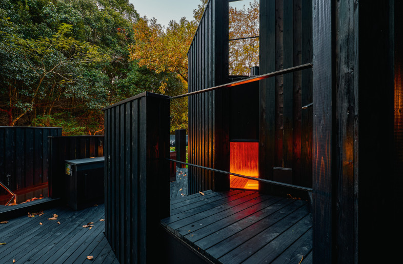 It spirals around the sauna room and ascends to the rooftop outdoor air bathing space. The route will be the shape that appears on the exterior. - Akinobu KAWABE