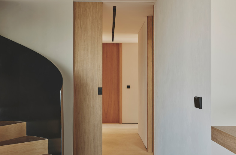 Floor to ceiling door detail - David Zarzoso