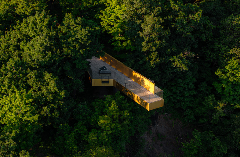 The highlight of the project is a striking pedestrian bridge, positioned perpendicular to the railway viaduct, extending over the archaeological remains, the cliffside, and above the St. Lawrence River— the very waterway that bore witness to the arrival of the first French explorers. This landmark structure offers a 360-degree perspective on history and landscape, framing breathtaking views of the river, horizon, and traces of the past. - Loïc Lefebvre