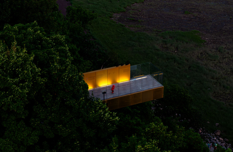 The highlight of the project is a striking pedestrian bridge, positioned perpendicular to the railway viaduct, extending over the archaeological remains, the cliffside, and above the St. Lawrence River— the very waterway that bore witness to the arrival of the first French explorers. This landmark structure offers a 360-degree perspective on history and landscape, framing breathtaking views of the river, horizon, and traces of the past. - Loïc Lefebvre