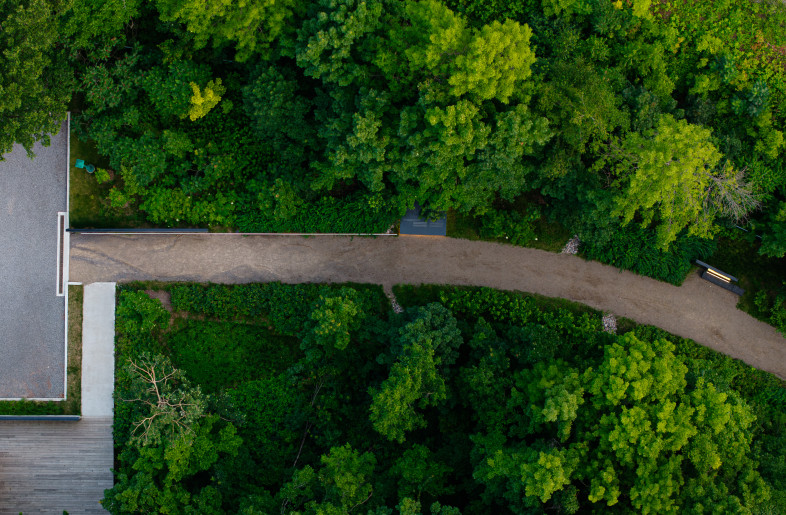 The interpretive walkway reveals the Indigenous presence on the site prior to the arrival of French settlers. The junction between the walkway and the bridge serves as a meeting point between cultures, eras, and landscapes. - Loïc Lefebvre