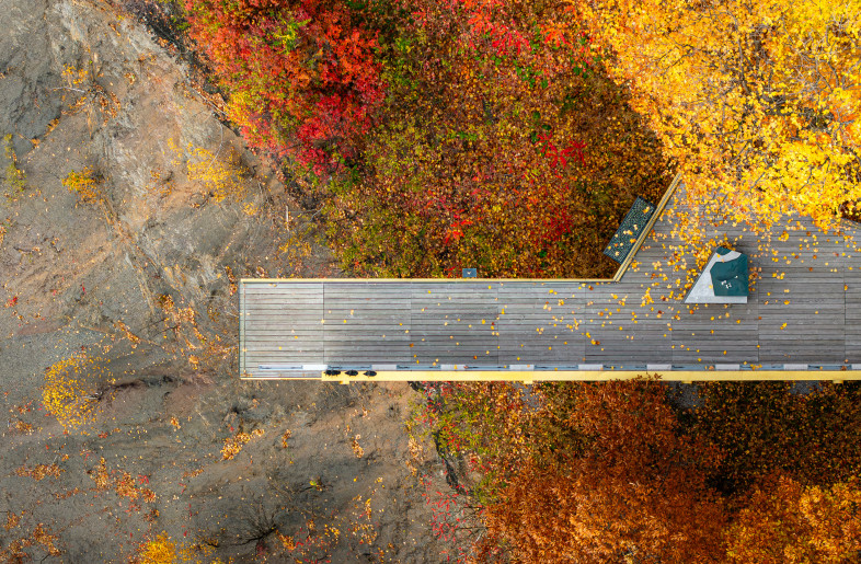 Curated content, images, models, and facsimiles are strategically placed along the walkway and bridge, guiding visitors through an engaging journey that unveils the site's history and essence. - Loïc Lefebvre