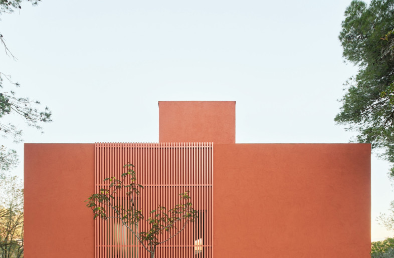 Following the golden ratio in plan and elevation, Raúl Sánchez Architects makes use of thoughtful, restrained openings, some covered with lattice to regulate sun exposure. - José Hevia