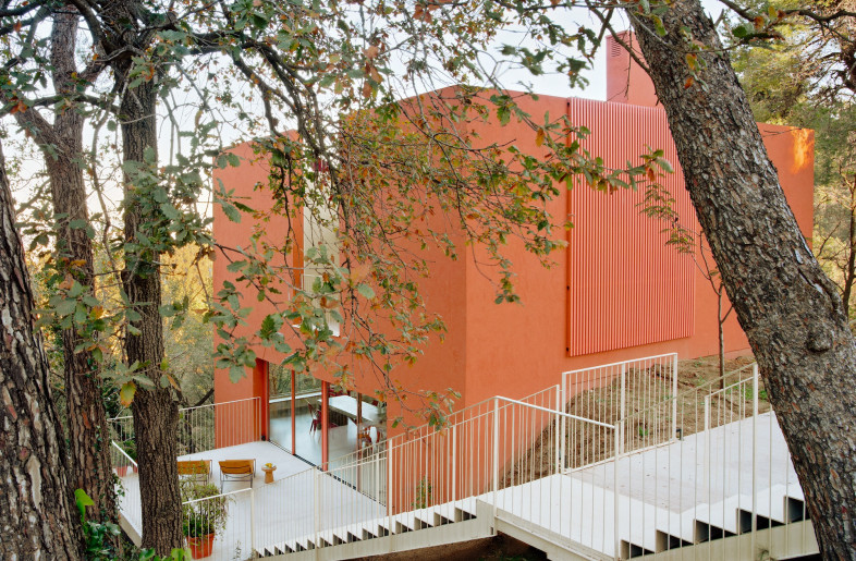 Perched on an extreme slope, Casa Maragola nimbly adapts to its challenging environment. - José Hevia