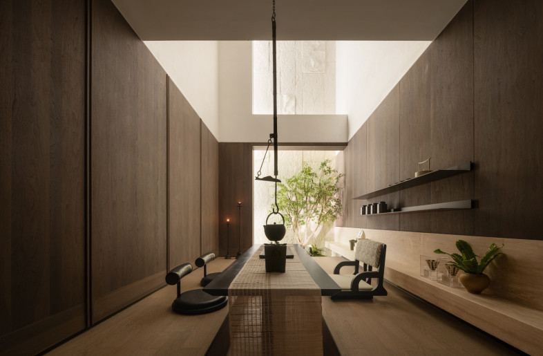 Through functional zoning and traffic flow planning, each floor's space utilization is maximized. Replanning stair and elevator positions reduces their footprint and enhances traffic flow. - tearoom