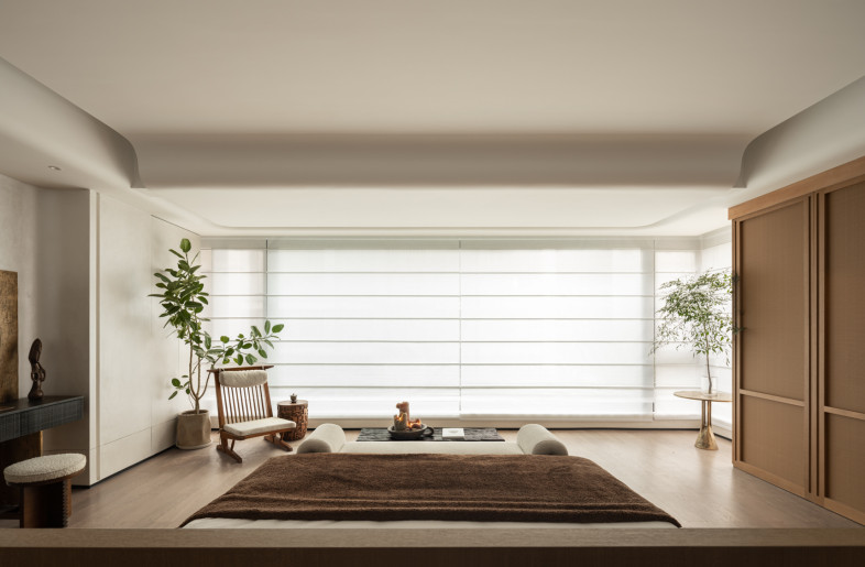 The master bedroom is expanded by removing partitions. This not only frees up physical space but also creates a more psychologically relaxing living atmosphere. - Master bedroom