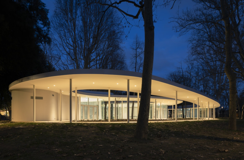 The night view of the building from the outside - Walter Vecchio
