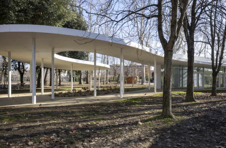 View of the sinuous canopy from outside - Walter Vecchio
