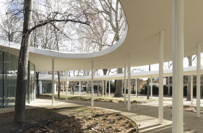 The canopy and courtyard - Walter Vecchio