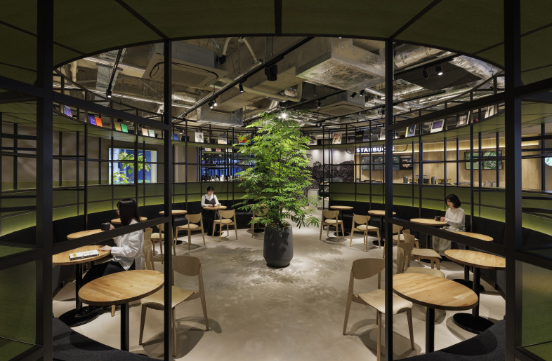 Inside the circular frame furniture. People naturally gather within the olive green-stained wooden enclosure, as if drawn together beneath the shade of trees. - Nacása & Partners Inc.
