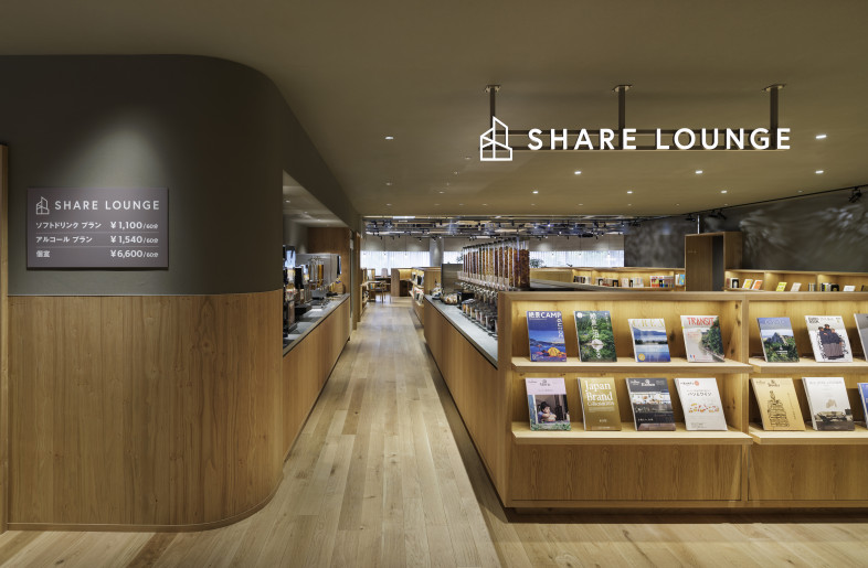Upon going up to the second floor, customers are greeted by a space integrated with warm, inviting oak wood. - Nacása & Partners Inc.