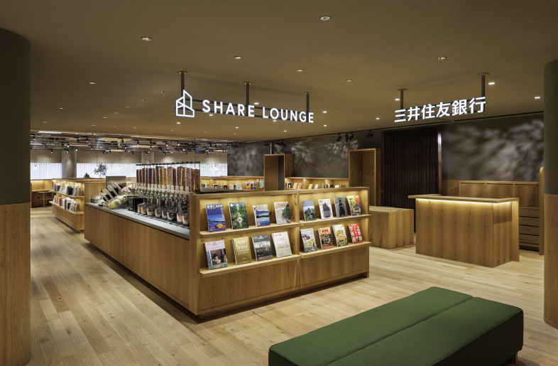 The second floor houses both the bank’s service counters and the time-based office lounge, SHARE LOUNGE. In contrast to the liveliness of the first floor, a calmer atmosphere was required—and achieved through careful calibration of light, shadow, and materials. - Nacása & Partners Inc.