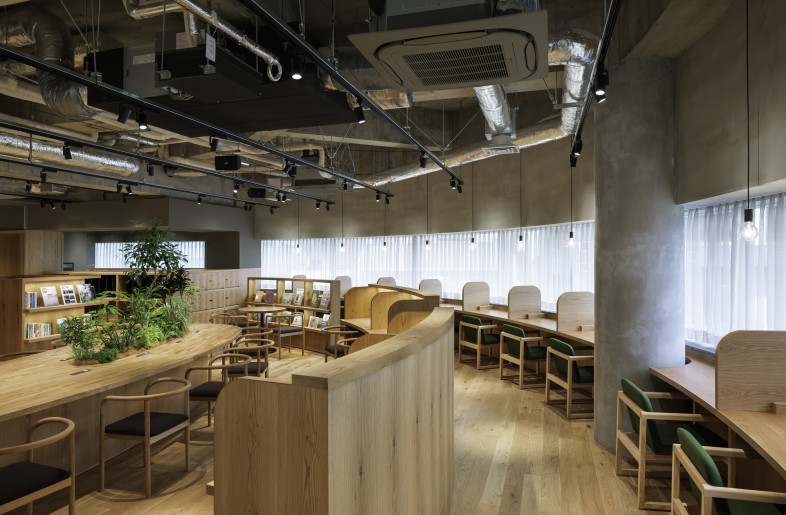 We arranged the desks in a circular formation along the windows for the use for study or work, where individual time is valued. - Nacása & Partners Inc.