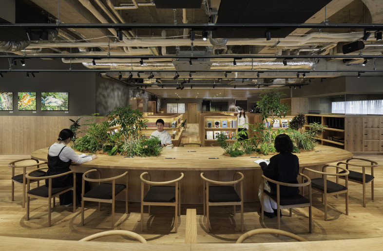 We aimed to create an open, yet comfortable space that would provide a sense of security by placing plants at carefully adjusted heights around the symbolic large table and preventing users from seeing each other when sitting facing each other. - Nacása & Partners Inc.