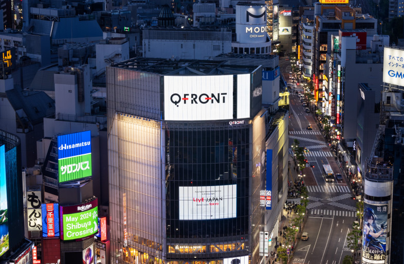 Located at the world-famous intersection Shibuya Crossing in Tokyo, SHIBUYA TSUTAYA stands as a symbol of the city. In response to the ever-changing advertisements surrounding the intersection, two new digital signboards were installed at the edges of the building’s sash. The transformed façade marks the beginning of a new era. - Nacása & Partners Inc.