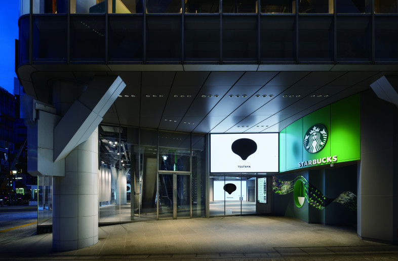 SHIBUYA TSUTAYA underwent a full renovation across nine floors, from the second basement to the eighth floor, with each level reimagined to reflect a unique concept. On the first floor, the main entrance was redesigned to improve visibility and circulation from the street. By repositioning the existing sash doors, the entryway was widened, creating a more open and inviting approach. - Nacása & Partners Inc.