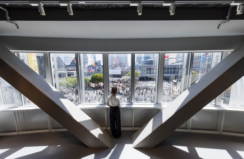 From the third floor upward, the previously closed façade sashes were fully opened, allowing unobstructed views of the iconic Shibuya Crossing. - Nacása & Partners Inc.