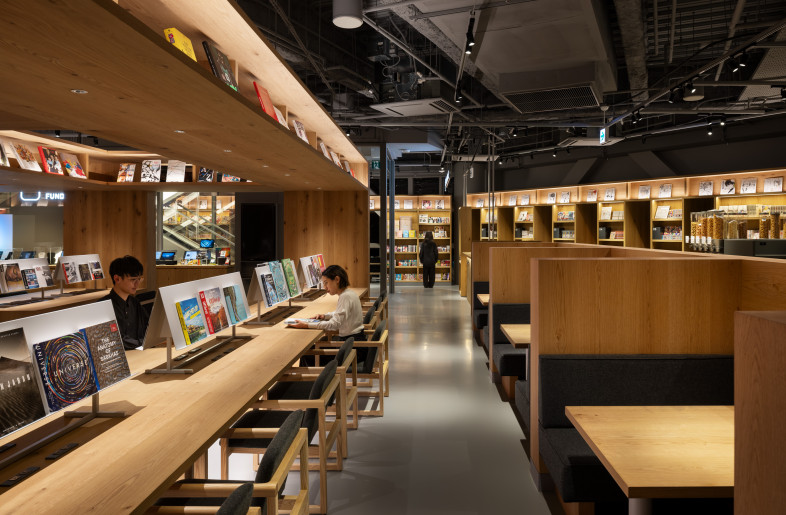 The fixture on the fourth floor features knotty oak with an oil finish, creating a calm and grounded atmosphere surrounded by natural materials. - Nacása & Partners Inc.