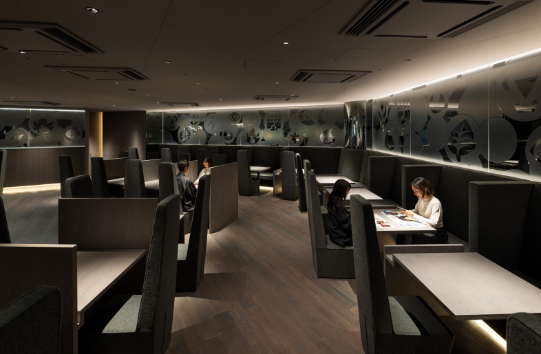 The play area is composed of individually partitioned tables and 1350mm high-back chairs. Designed as an adult-oriented card lounge creating a refined environment. - Nacása & Partners Inc.