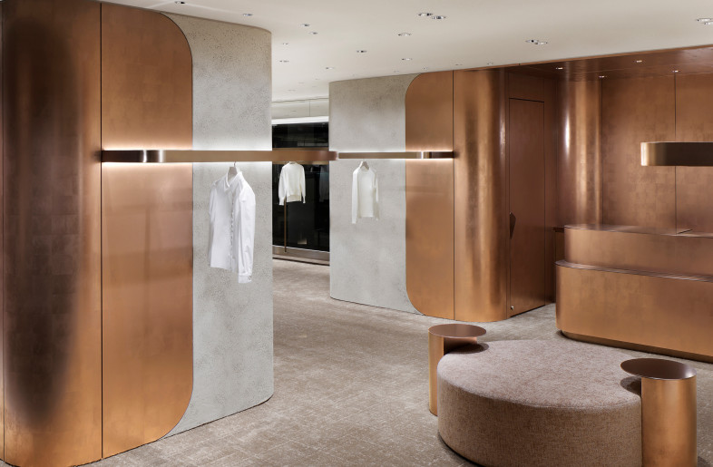 The moderately curving lines of the columns are reproduced in two dimensions on the copper wall edges, enhancing the warm, inviting atmosphere with the two- and three-dimensional sequence. - SATOSHI SHIGETA