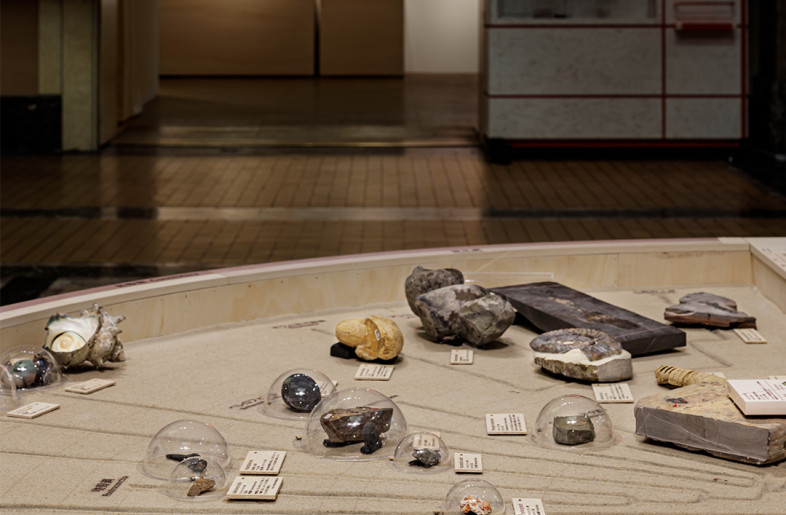 Details of the Display：Designed like finger-traced lines on the sand. - Akira Arai（Nacása & Partners Inc.）