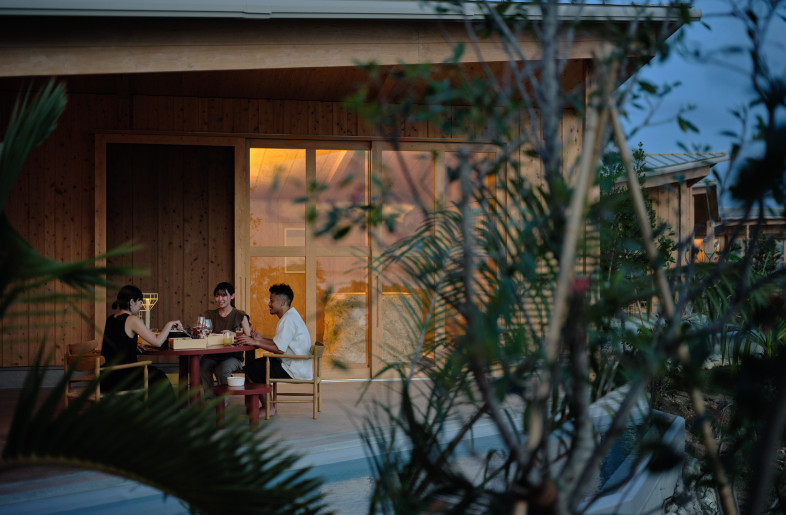 Dinner in the semi-outdoor dining area. The portable lamp was also originally designed. - Taiki Fukao