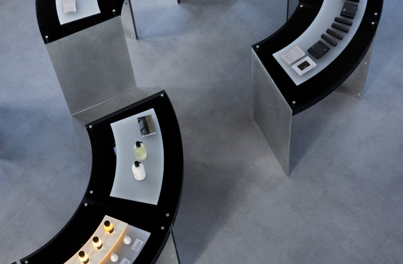 An overhead view reveals the looping, figure-eight geometry of the central displays at Elorea—guiding visitors through fragrance as a ritual of movement, scent, and discovery. - Ye Rin Mok