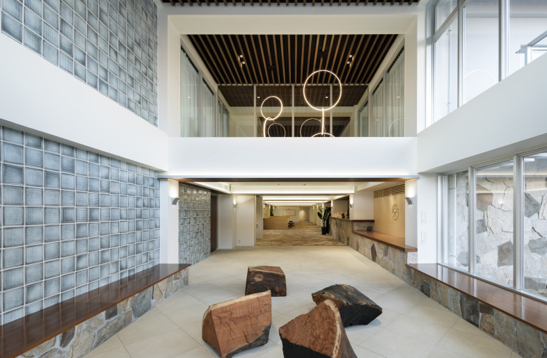 Stump objects and chandeliers weave a story of history and future - Nacasa & Partners Astushi Nakamichi