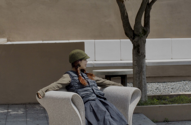 Chi armchair and the girl sitting on it - Studio Ololoo