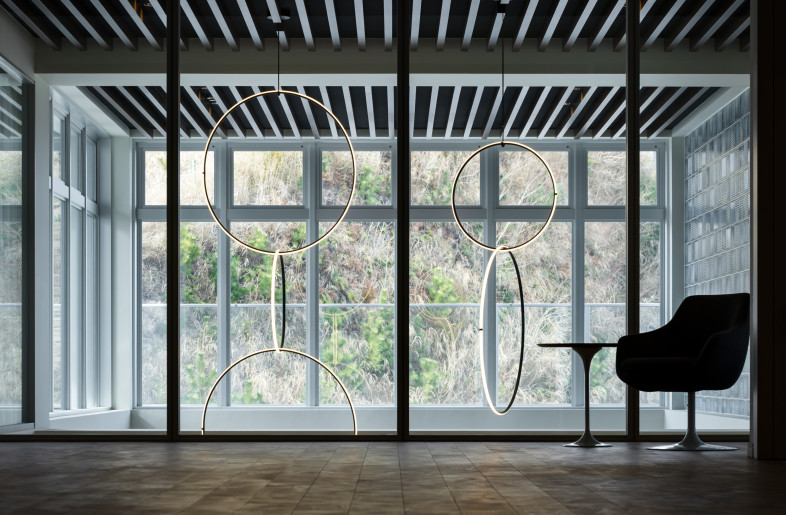 The view from the 2nd floor with beautiful seasonal scenery. - Nacasa & Partners Astushi Nakamichi
